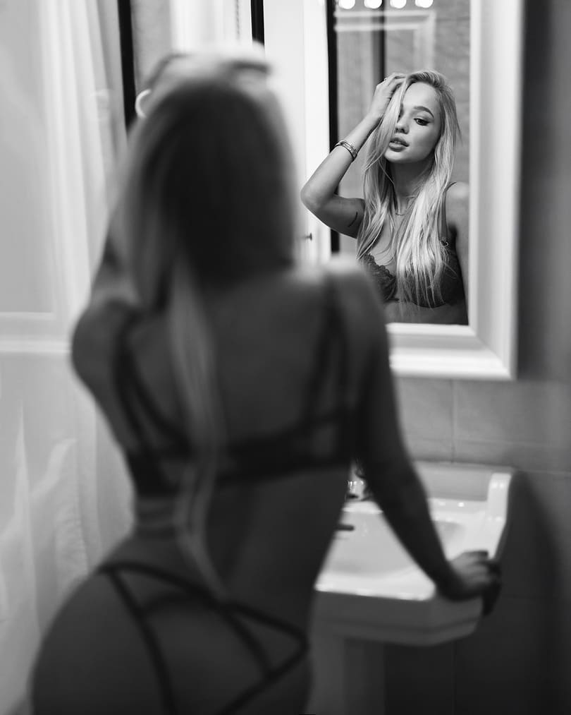 sesja-sensualna-mayove-photo (1) Sesja sensualna Wrocław – kobieta w bieliźnie przeglądająca się w lustrze